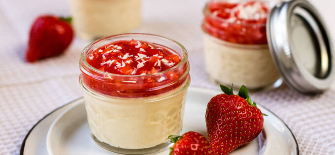 Valkosuklaata ja mansikoita sisaltava pannacotta