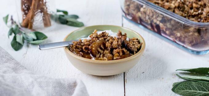 Syksyinen kanelimausteinen luumucrumble